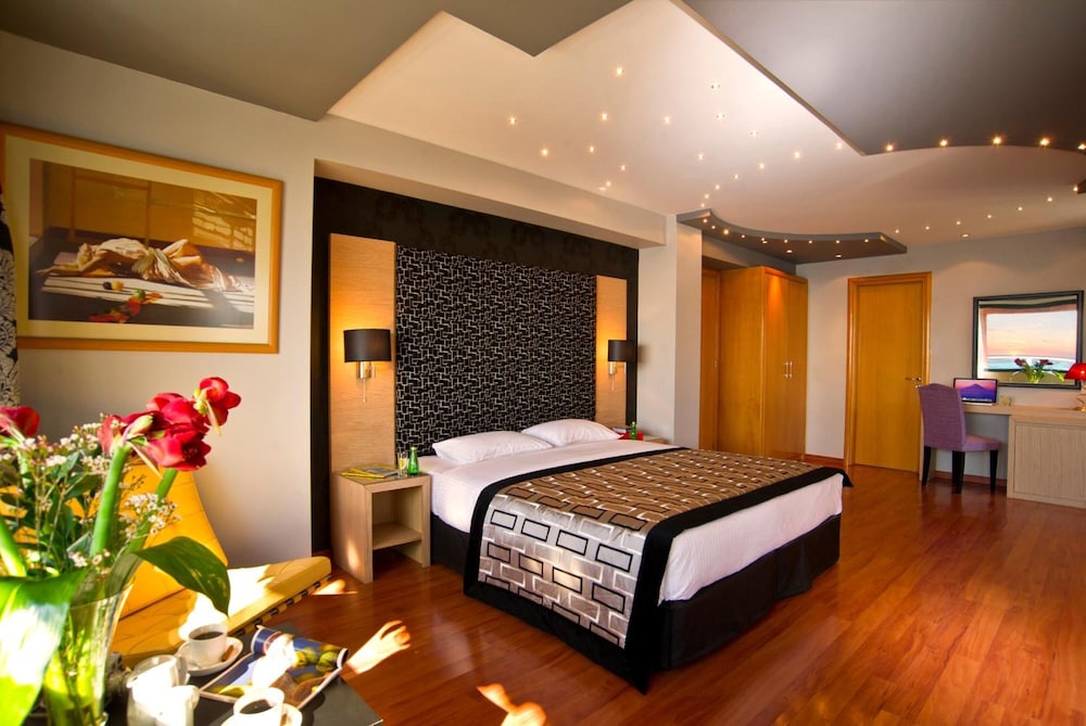 Deluxe Suite, Partial Sea View