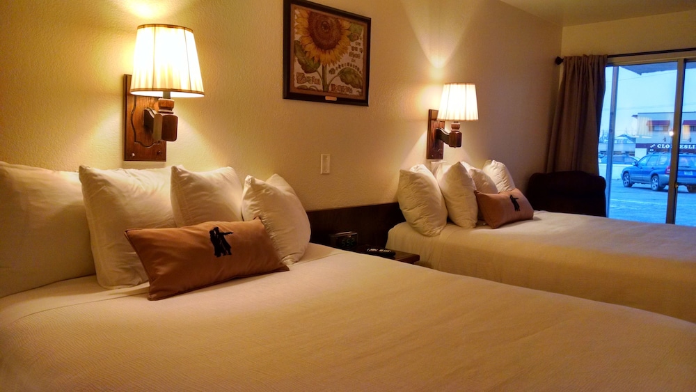 Standard Room, 2 Queen Beds, Non Smoking photo 1