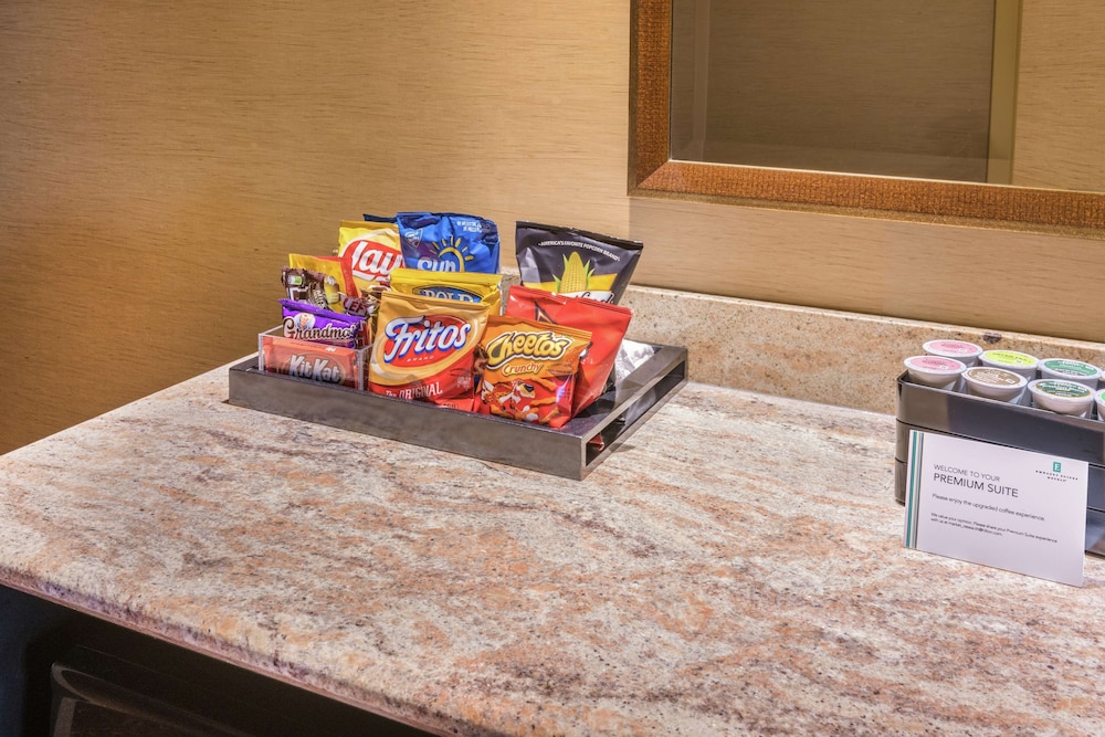 Premium Suite, 1 King Bed, Non Smoking, Mountain View - Photo 4