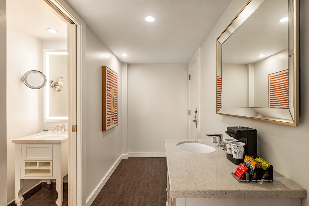 Junior Suite, 1 King Bed, Accessible (Mobility & Hearing, Roll-in Shower) - Photo 5