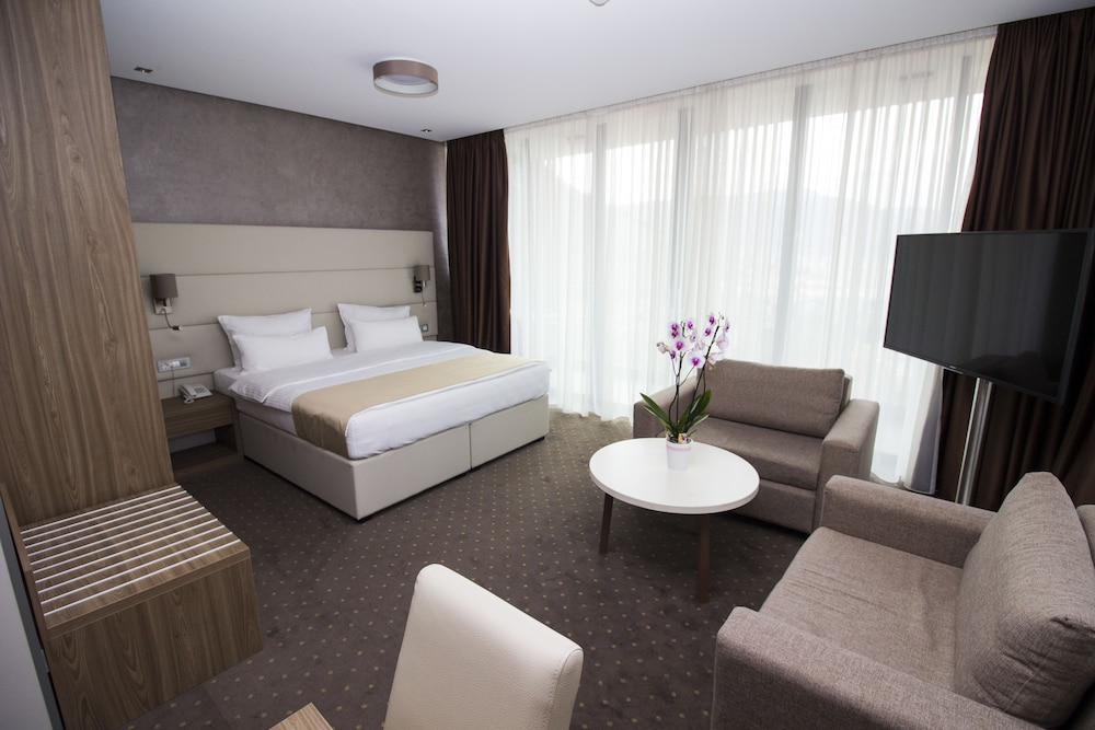Suite, Balcony, City View photo 3