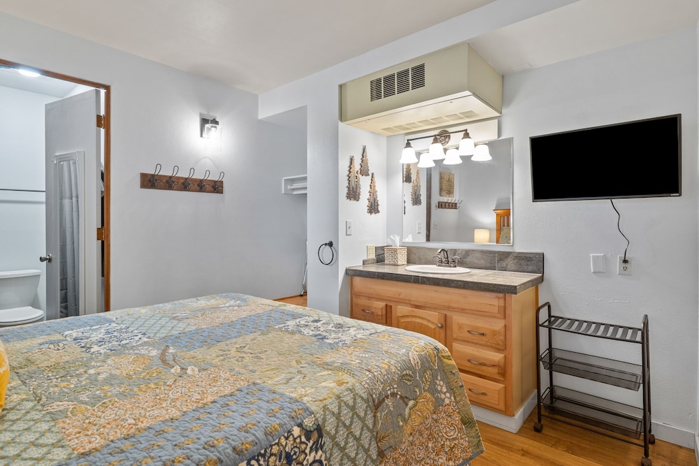 Condo, Pool Access, Mountain View