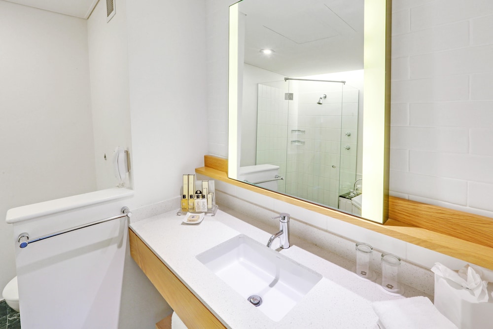 Executive Marina View Suite thumbnail 6