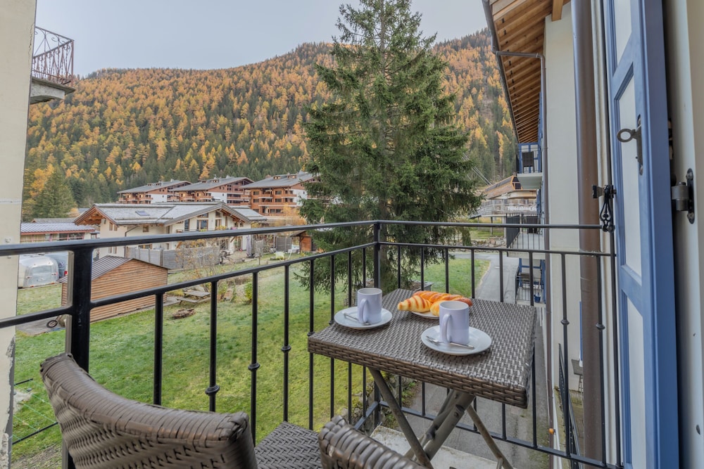 Family Apartment, Multiple Bedrooms (Vallorcine Loriaz 11 ski in / ski out) Family Apartment, Multiple Bedrooms (Vallorcine Loriaz 11 ski in / ski out)