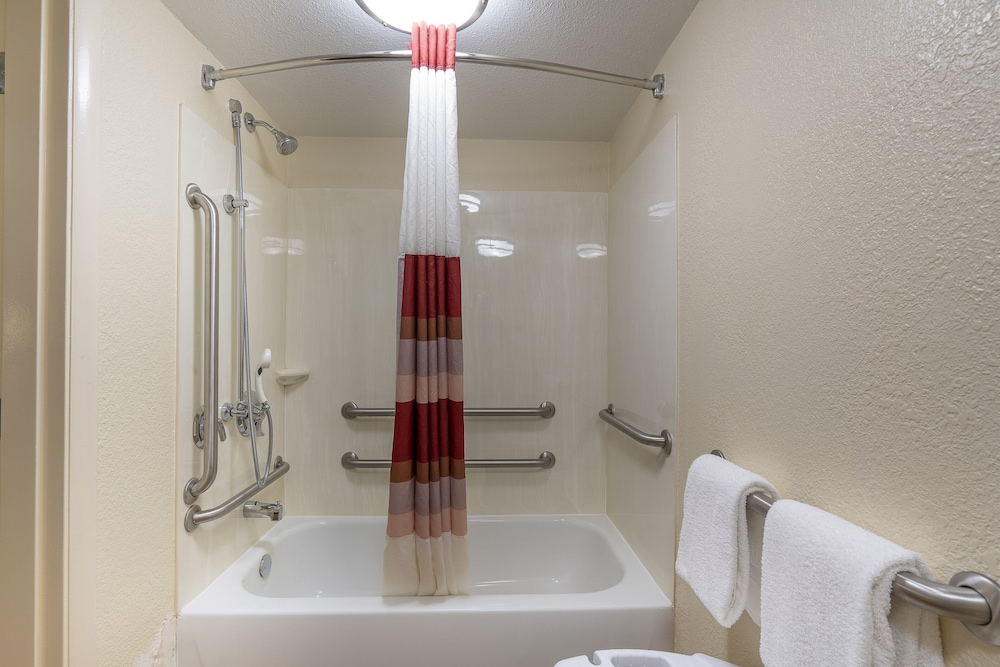 Deluxe Room, 1 King Bed, Accessible, Non Smoking - Photo 4