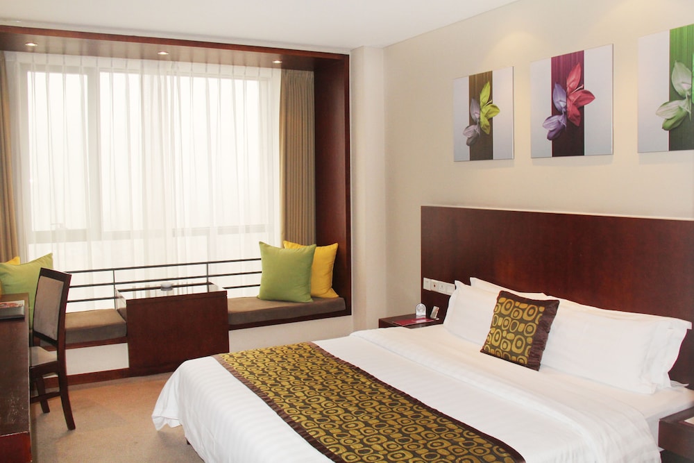 Standard Room, 1 King Bed photo 3
