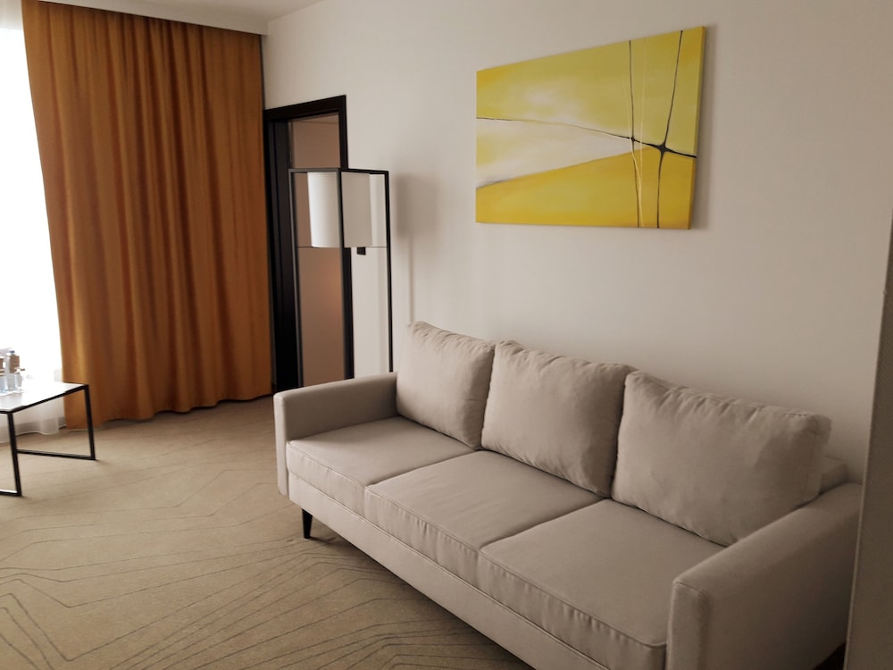 Suite, 1 Bedroom - Photo 2
