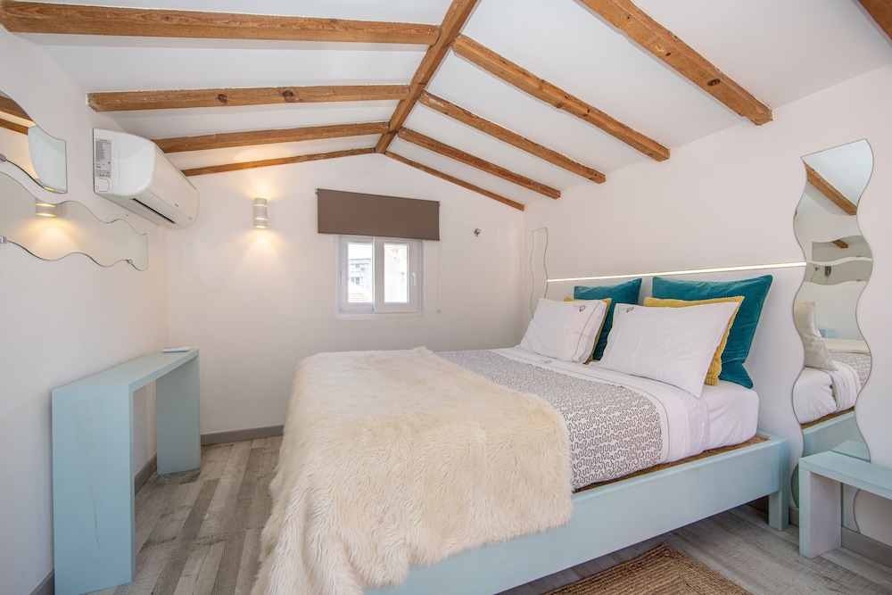 Romantic Loft, 1 Bedroom, Pool Access, Beachside photo 1