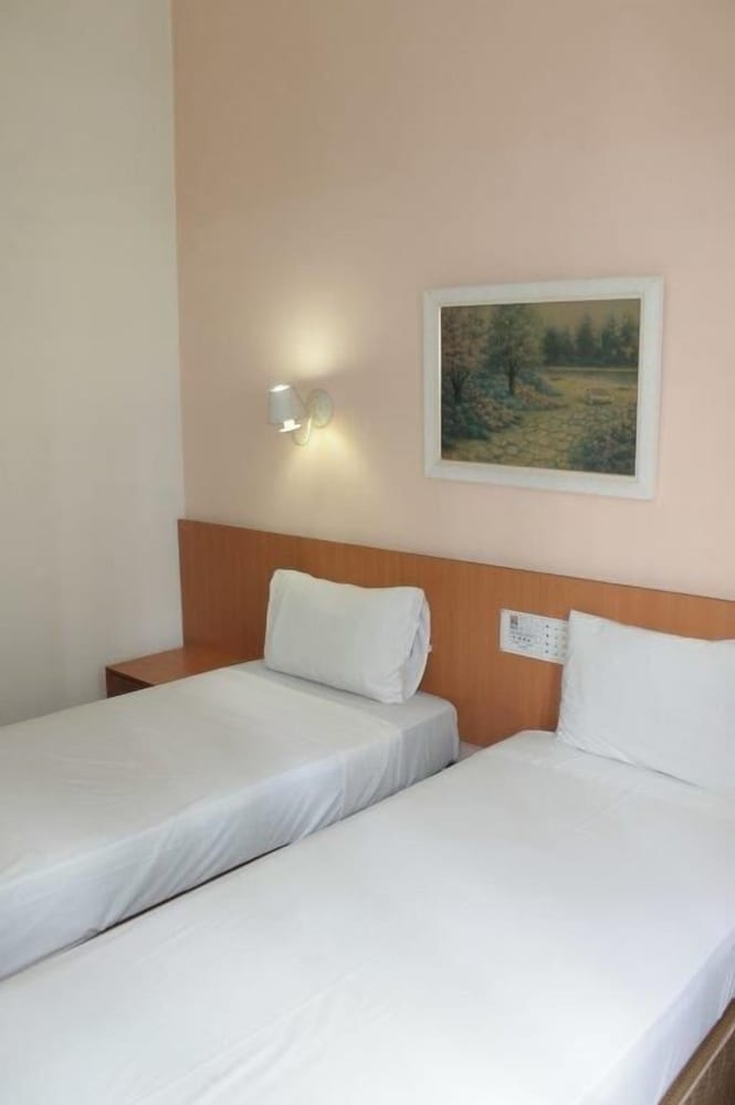 Standard Twin Room - Photo 3