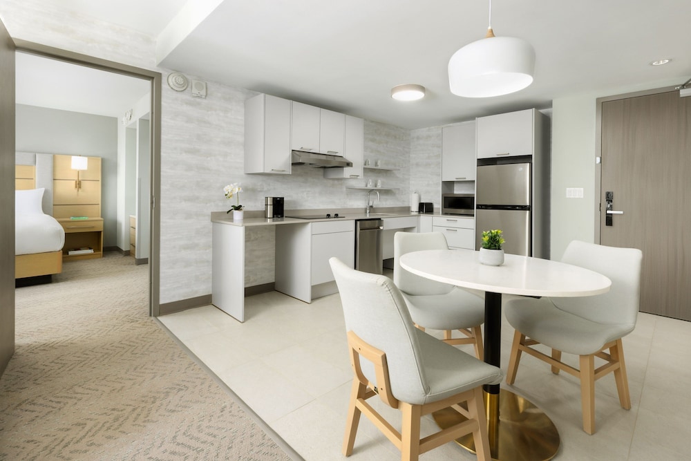 Suite, 1 Bedroom - Photo 7