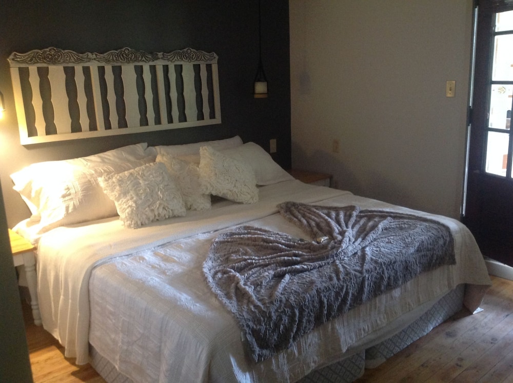 Room, 1 King Bed (Vintage Chic) photo 1