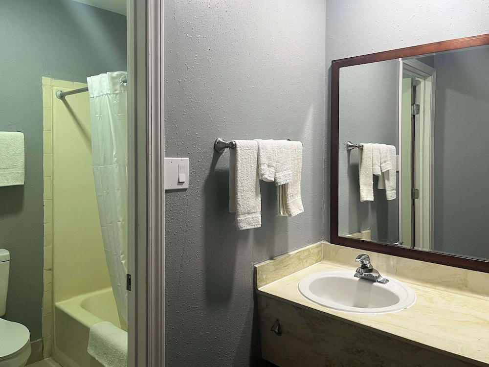Deluxe Room, 1 King Bed, Non Smoking - Photo 4