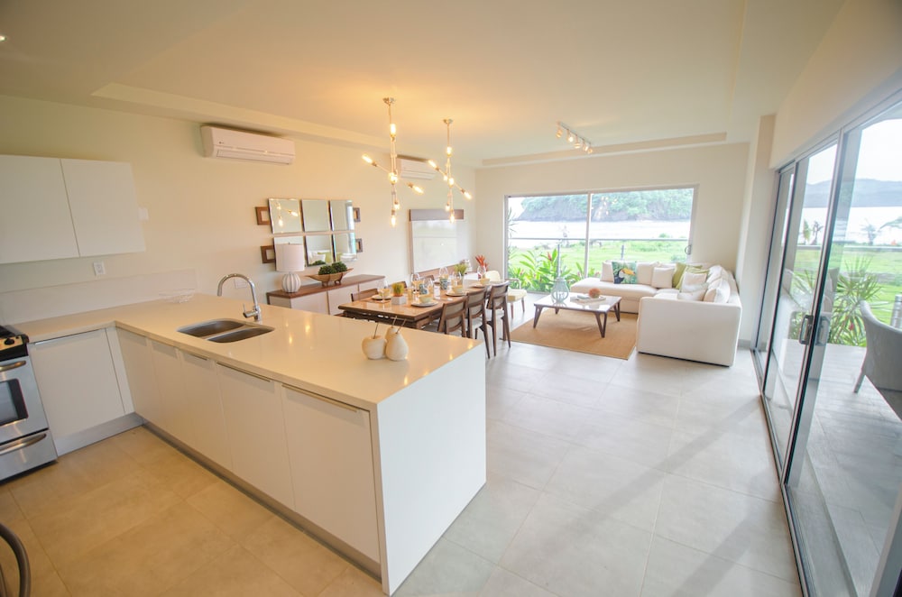 Panoramic Condo, 2 Bedrooms, Kitchen, Ocean View thumbnail 6