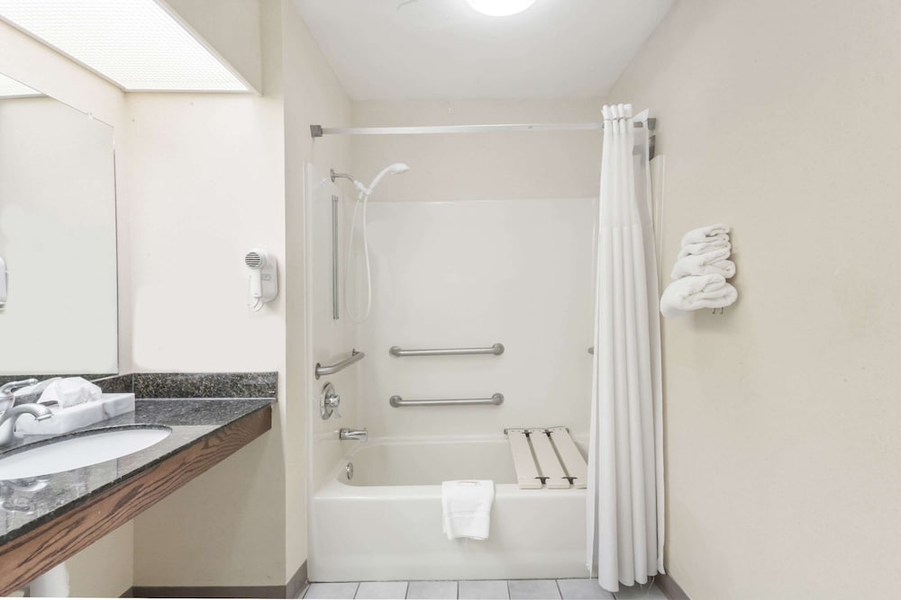 Room, Accessible photo 3