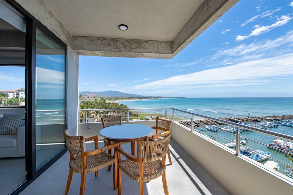 Deluxe Condo, 2 Bedrooms, Beach View 406