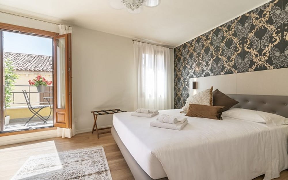 Deluxe Room, 1 King Bed, Balcony, City View photo 1