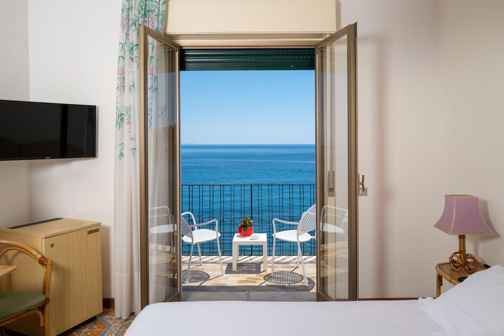 Double or Twin Room, Balcony, Sea View - Photo 1