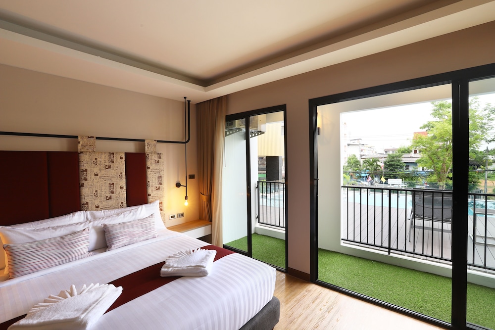 Deluxe Room, 1 King Bed, Poolside photo 2