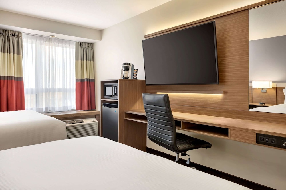 Room, 2 Queen Beds, Microwave (Shower only) photo 1