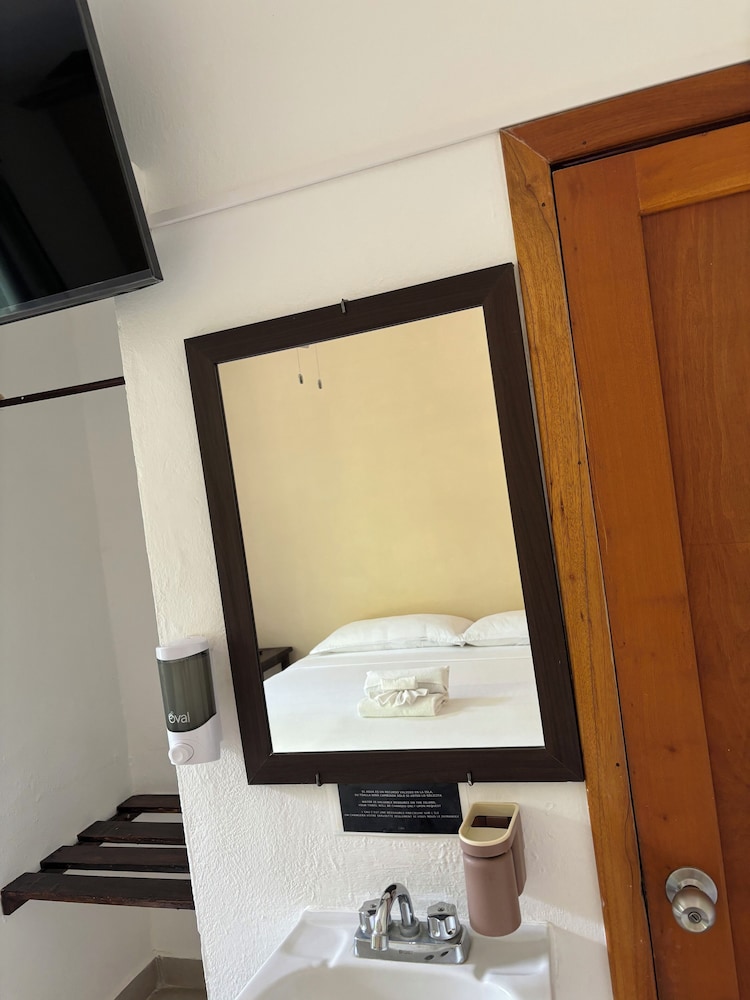 Basic Double Room, 1 King Bed - Photo 4