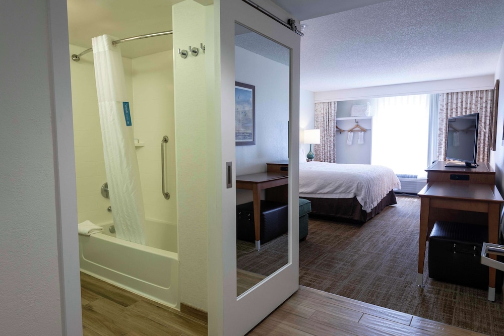 Room, 1 King Bed, Non Smoking (with Chaise Lounge) - Photo 4