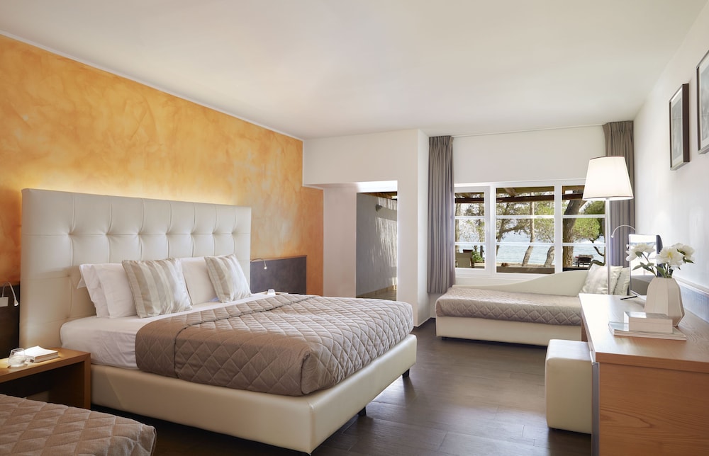 Deluxe Beach Front Room