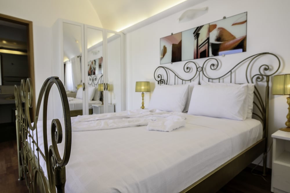 Royal Suite, Jetted Tub (private) - Photo 11