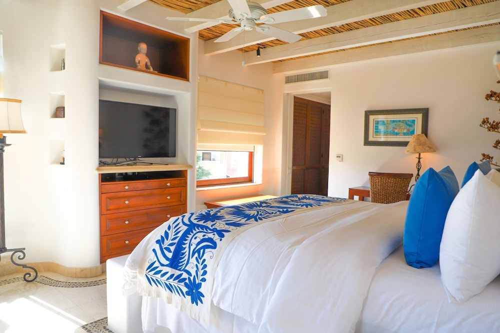 Three Bedroom Signature Pool Residence - Photo 2