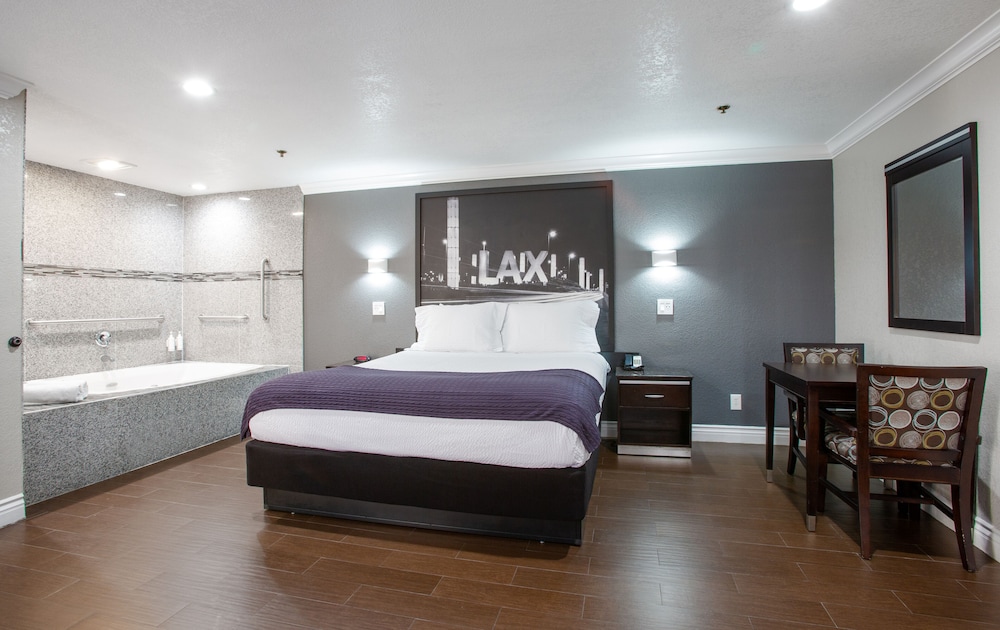 One King Bed with Jacuzzi photo 1