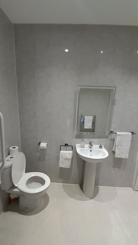Standard Twin Room, Ensuite photo 2