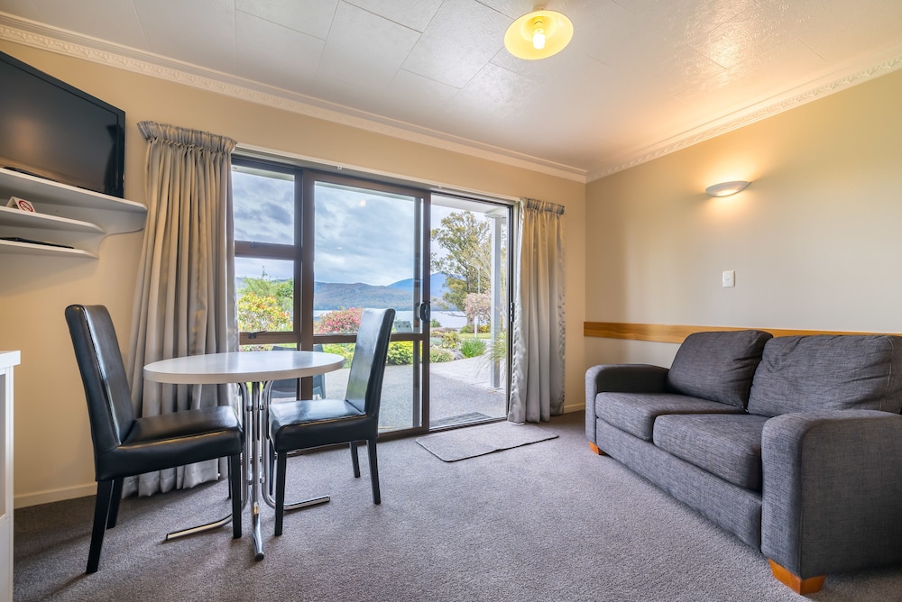 Standard Suite, 1 Bedroom, Non Smoking, Kitchen (Lakefacing Queen Sml) photo 1