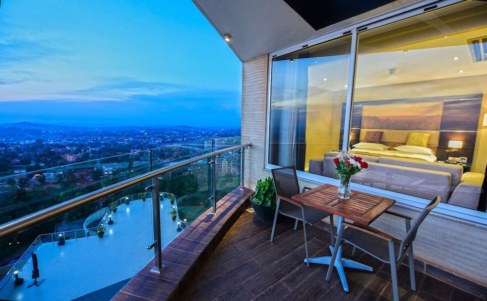 Executive Suite, 1 Bedroom, Non Smoking, City View (Balcony) photo 2