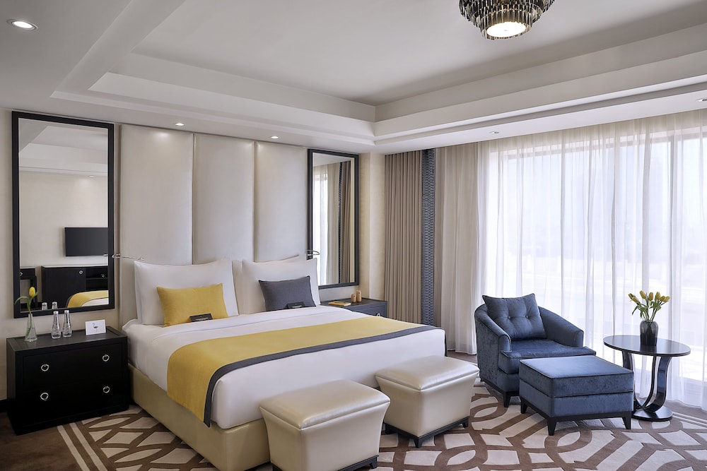 Suite, 1 King Bed, Smoking, City View - Photo 4