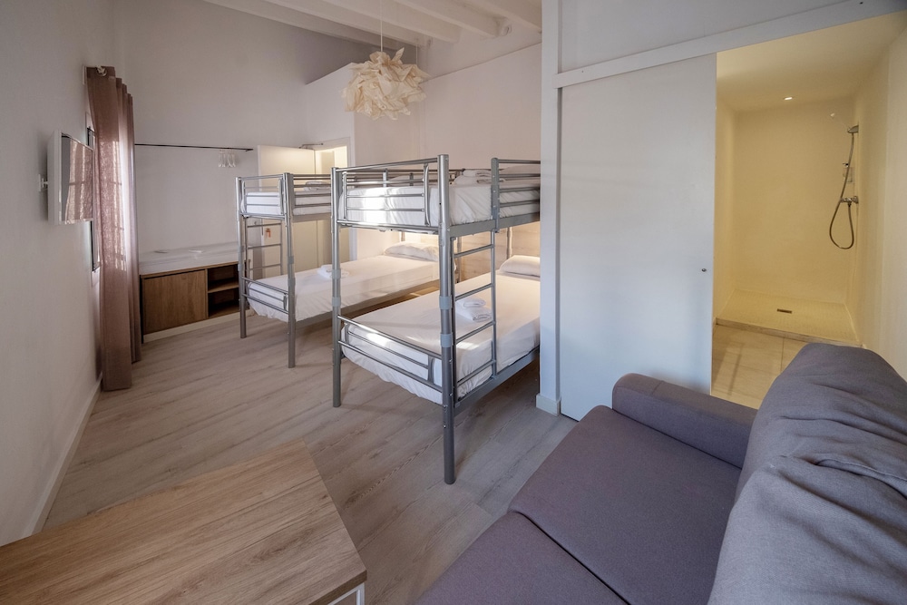 Habitación Cuádruple Estándar, No Fumadores, con Vista a la Ciudad