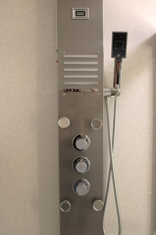 Suite, 1 King Bed (Single Whirlpool) - Photo 5
