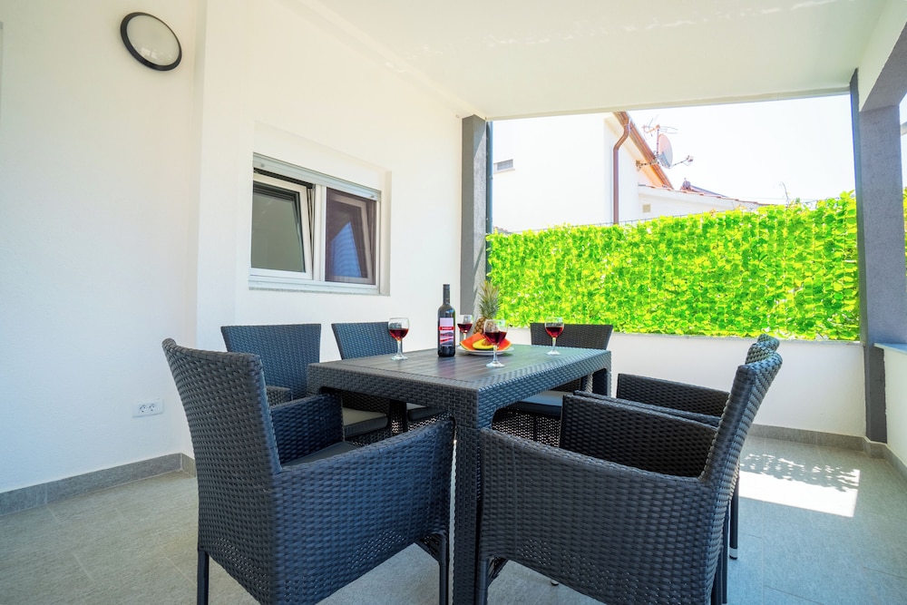 Classic Apartment, Garden View