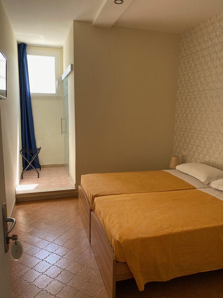 Basic Twin Room photo 3