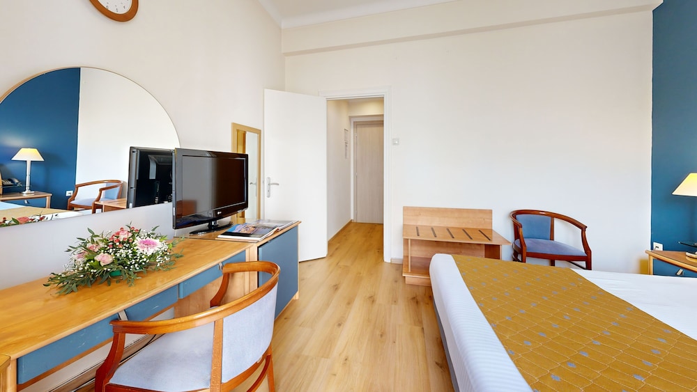 Classic Double Room (Queen Bed) - Photo 4
