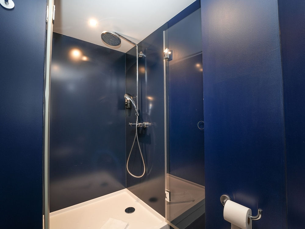 Standard Room, 2 Twin Beds thumbnail 5
