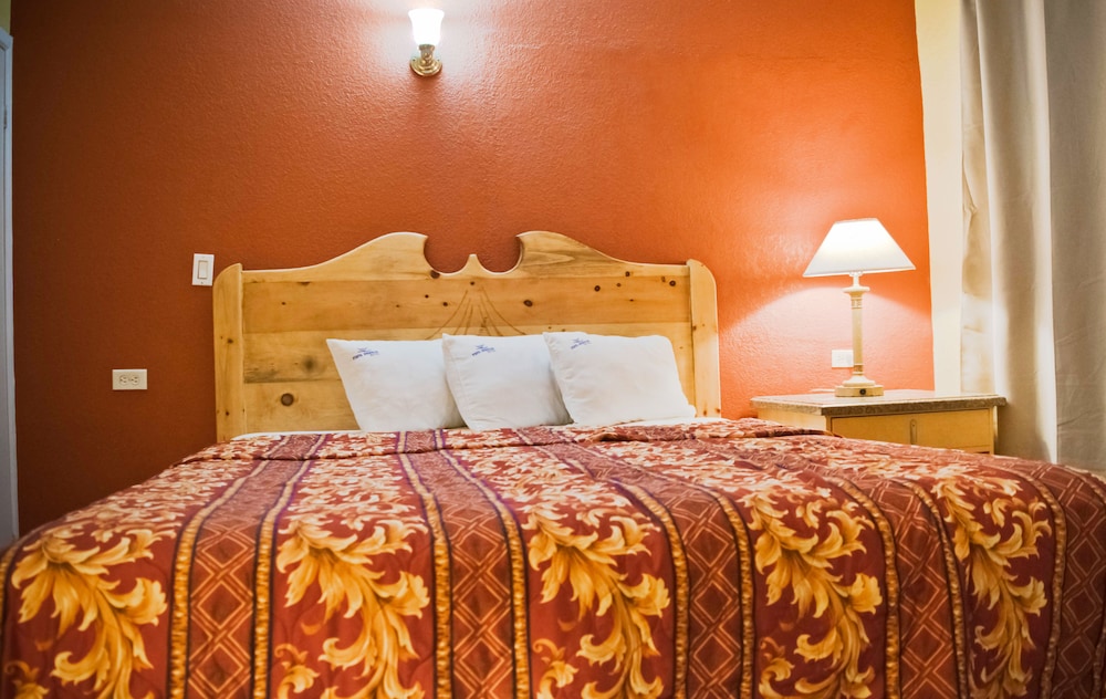 Standard Room, 1 Queen Bed