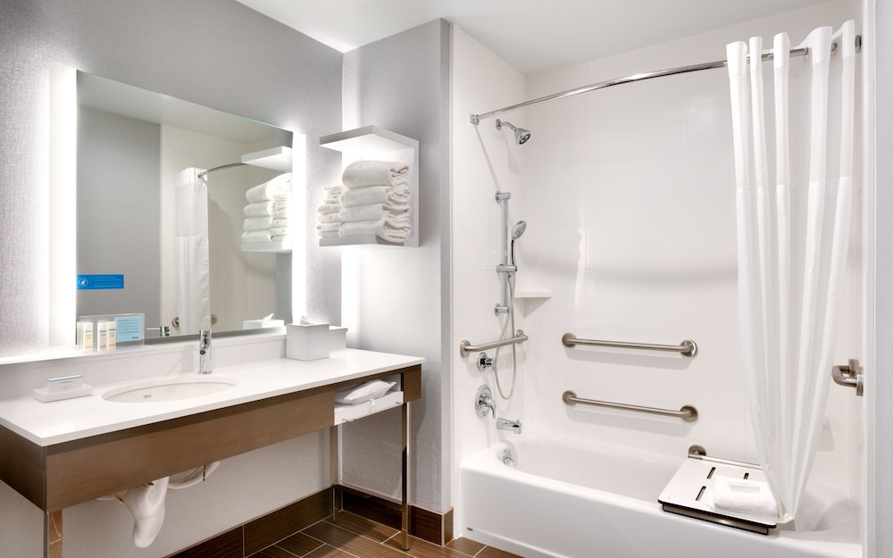 Room, 2 Queen Beds, Accessible, Bathtub (Refrigerator & Microwave) - Photo 3