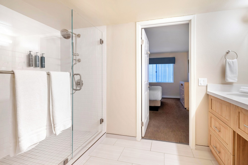 2 Bedroom 1 King 2 Twins Suite No View Balcny - Photo 6