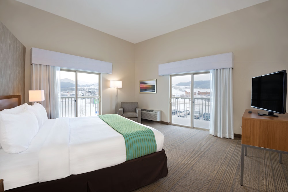 Suite, 1 King Bed - Photo 3