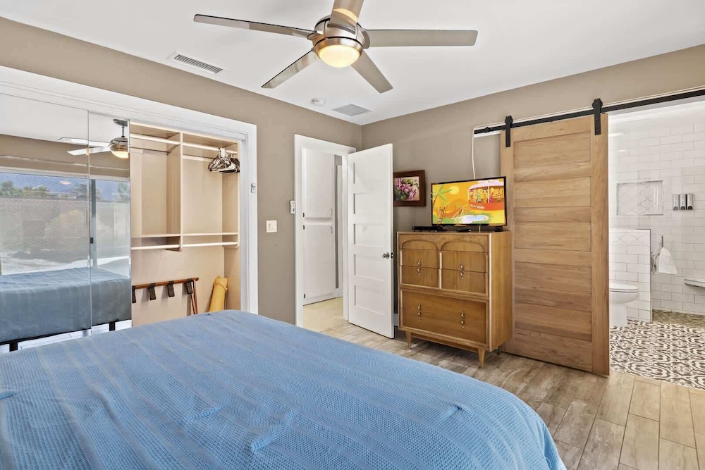 House, Multiple Beds, Pool Access, Pool View (Tiki Time Getaway)