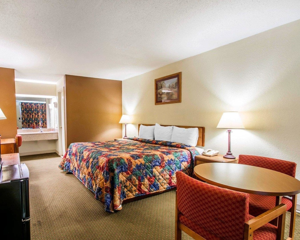Standard Room, 1 King Bed, Smoking - Photo 19