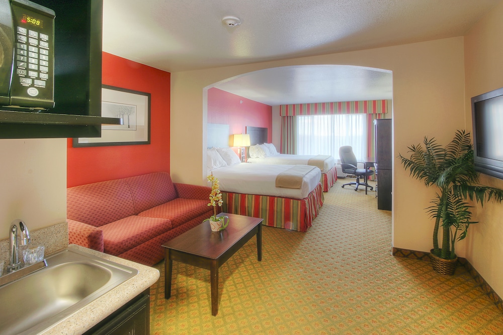 Suite, 2 Queen Beds - Photo 2