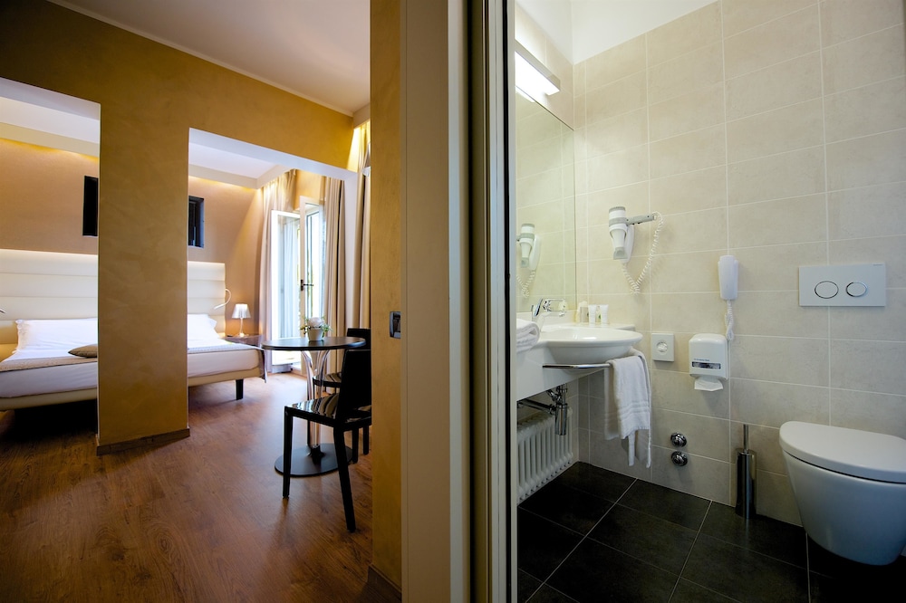 Deluxe Room, Balcony - Photo 12