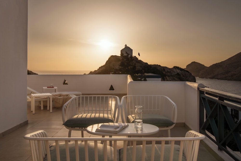 Two Bedroom Sunset Suite with Sea View - Photo 3