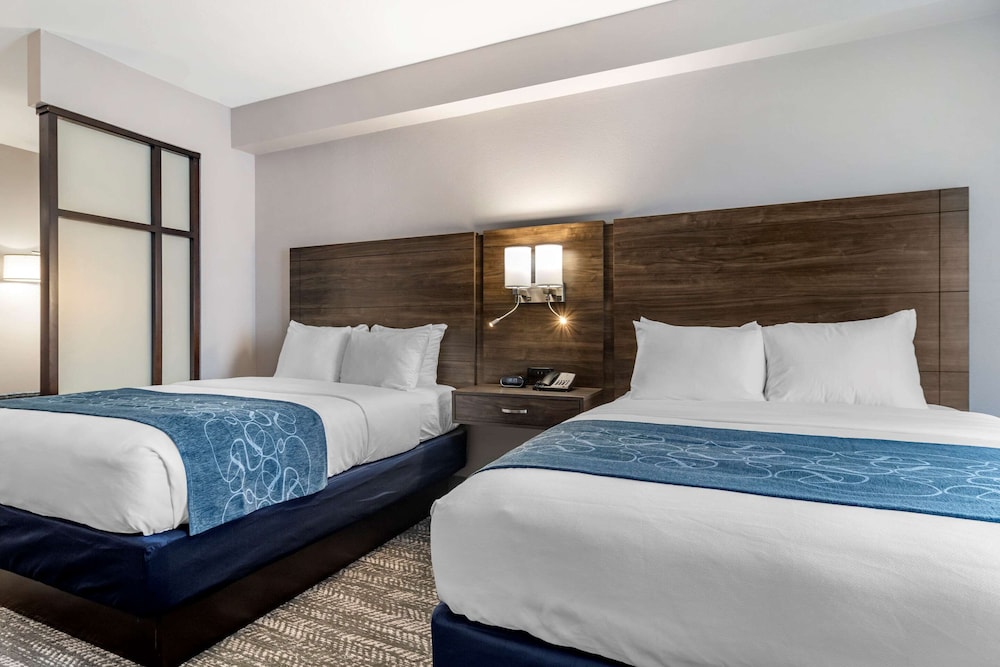 Suite, Multiple Beds, Non Smoking - Photo 9