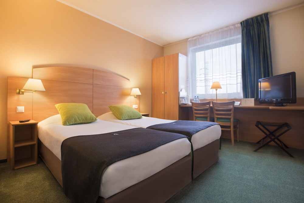 Standard Room, Multiple Beds - Photo 1